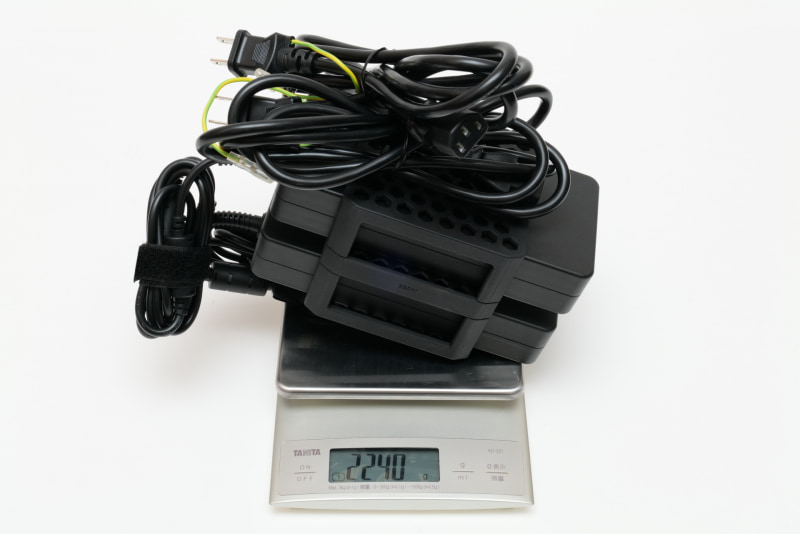 ACアダプタ×2、電源ケーブル×2、そしてACアダプタ用のホルダーの合計重量は実測2,240g