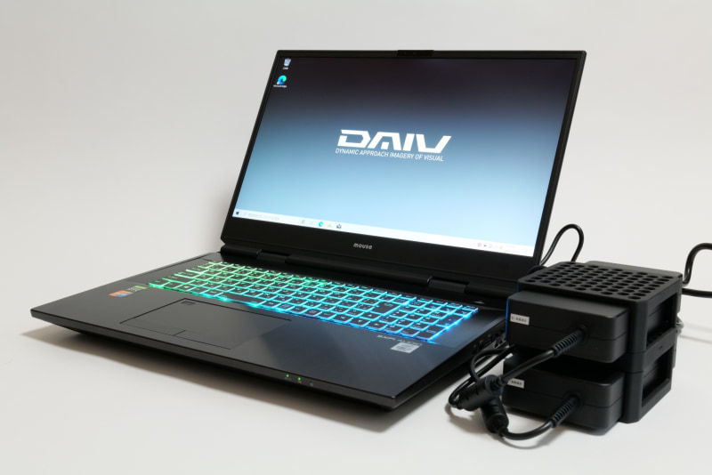 本体の重量(スペック)と、ACアダプタの実測重量を合わせると約6.89kgに達する