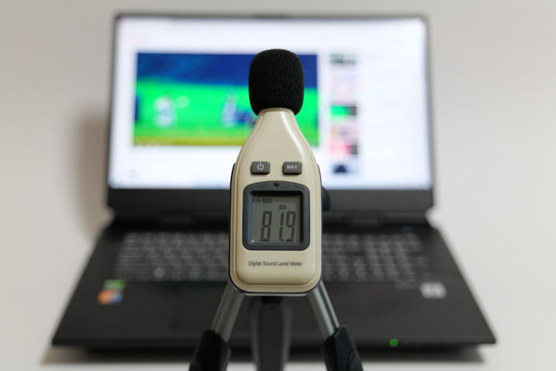 YouTubeで公開されている「前前前世(movie ver.) RADWIMPS MV」を最大ボリュームで再生したさいの音圧レベルは最大81.9dBA(50cmの距離で測定)