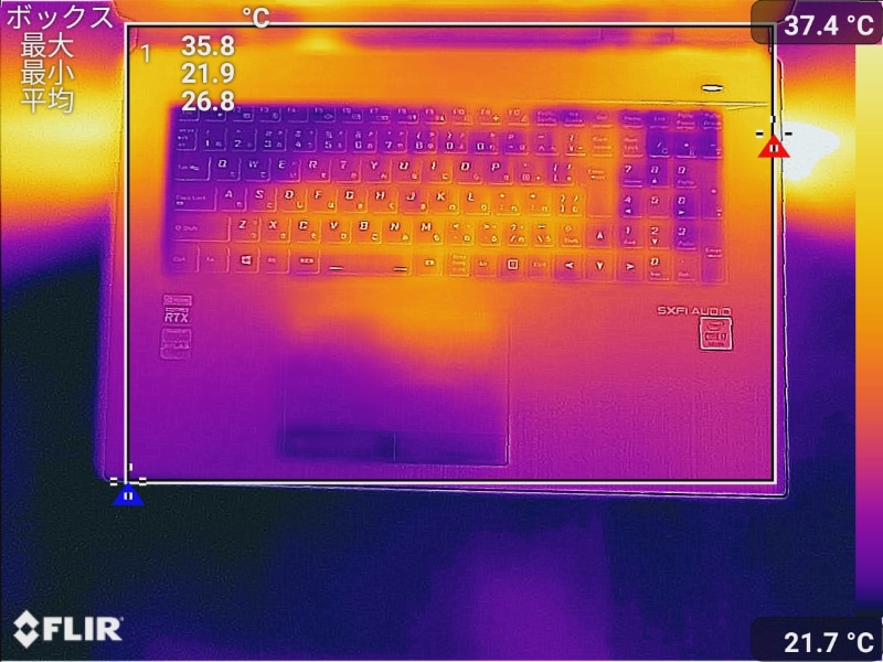 FINAL FANTASY XV BENCHMARK実行中にサーモグラフィーカメラで計測したキーボード面の最大温度は35.8℃(室温19.0℃で計測。排気で温められたテーブル面を除く)