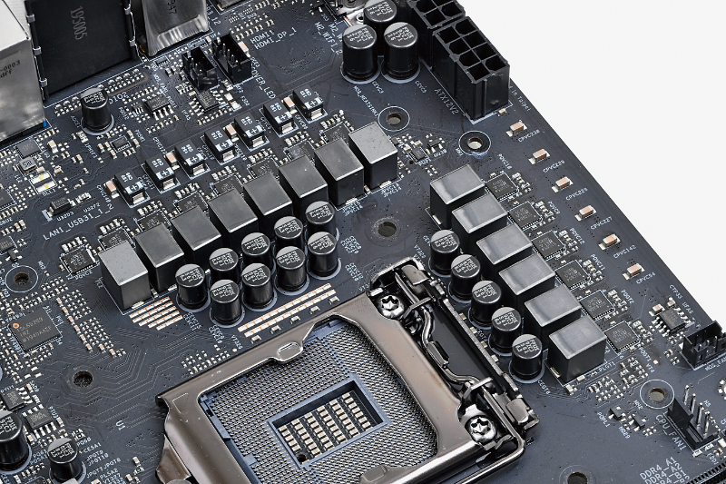 フェーズ数が多いと回路にかかる負担を分散でき、安定性、耐久性が高まる。コンデンサやMOSFETなどの部品の性能も重要。なお、OCする場合はEPS12V端子の仕様を要確認。8ピン＋8ピンもしくは8ピン＋4ピン構成のものを選択したい