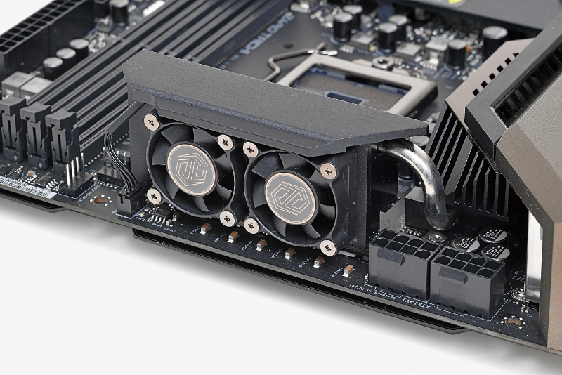 VRMへの負荷が増加すると発熱量が多くなる。そのため、高い冷却性能を持つヒートシンクを装備するものほど安定性や耐久性が高くなる。発熱の増加を受け、VRMを冷却するファンを装備する製品も増えている