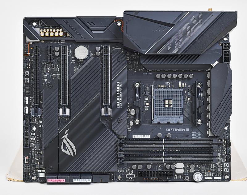 Ryzen 5000シリーズを見据えて開発されたROG Crosshair VIII Dark Heroが満票を獲得