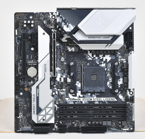 PCIe Gen4でリードするAMD、新ソケットで多コア化を進めるIntel