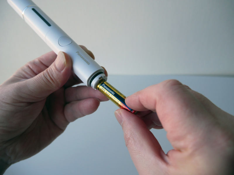 本体下部から単4形乾電池を入れる