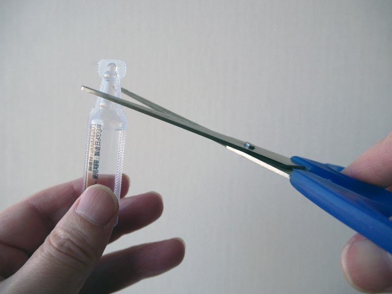 はさみなどをつかって切り取る。手で切り取ることも可能だ