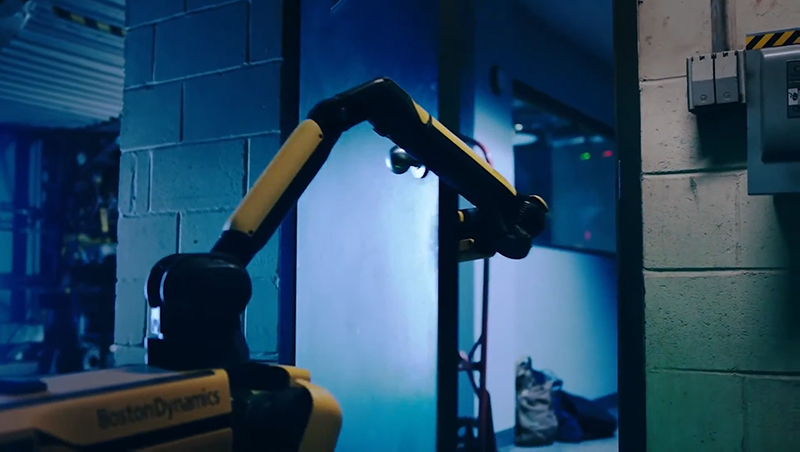 アーム部分でドアを押さえるといった動作も可能