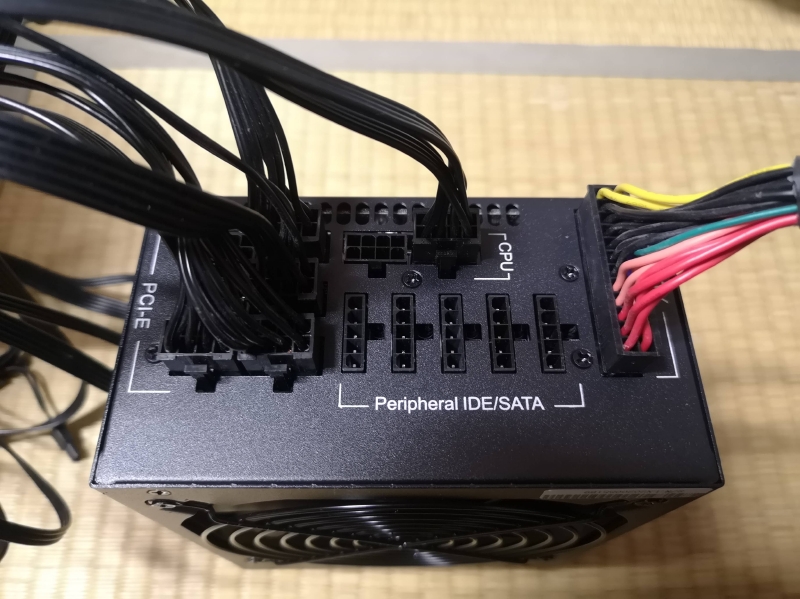 KoM電源のラベルとモジュラーコネクタ