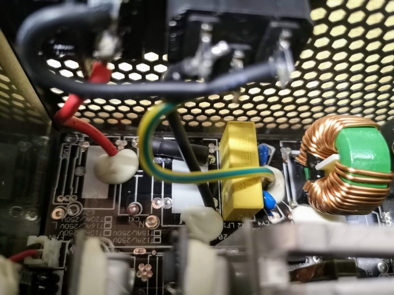 入力周りのEMIフィルタは一部省略されている