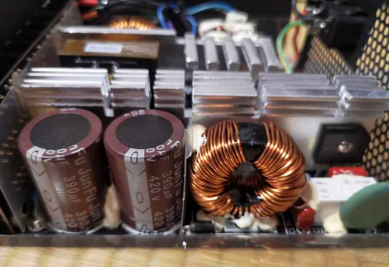 一次(上)と二次(下)コンデンサはいずれもJunFu製