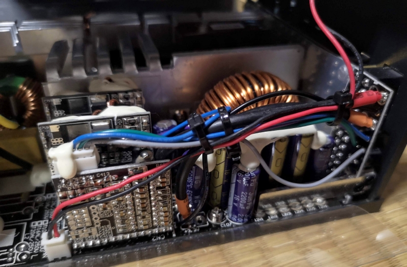 一次(上)と二次(下)コンデンサはいずれもJunFu製