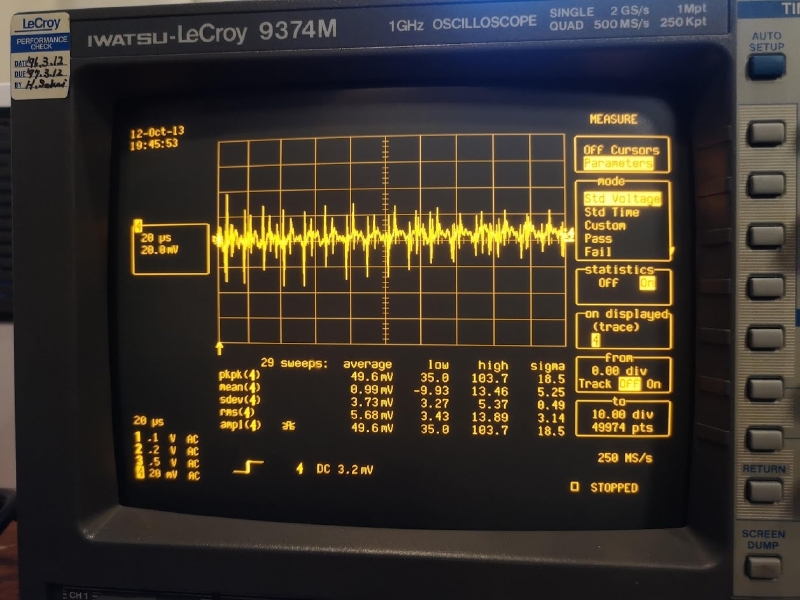ノイズが一番大きかった、KoM電源のアイドル時。使用したオシロスコープはイワツの9374M 1GHz
