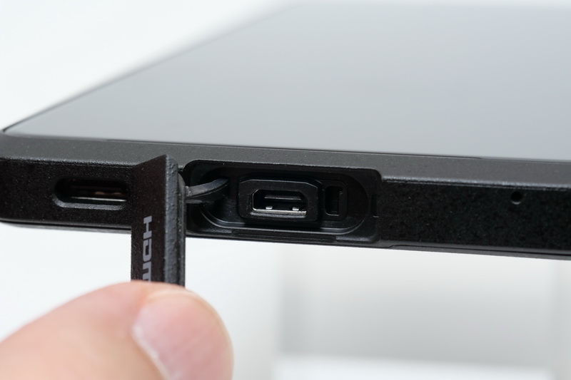 Xperia PRO最大の特徴であるHDMI端子は、本体下部側面にカバーで覆われて配置。端子の種類はMicro HDMIだ