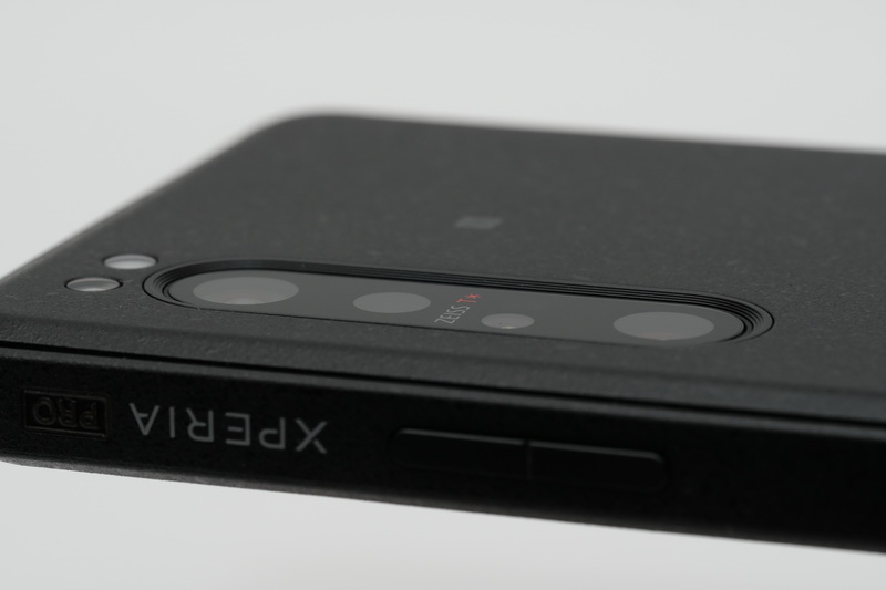 本体が厚いため、背面カメラのレンズは本体背面よりわずかに内側に配置されている