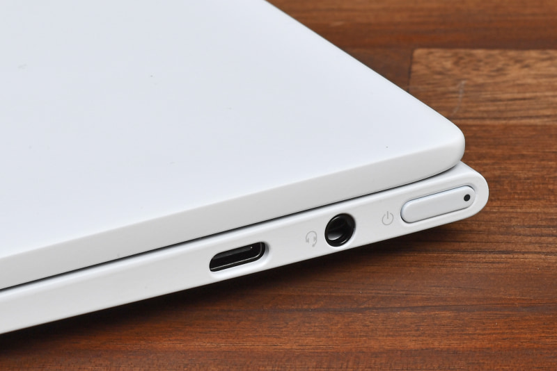 Yoga Slim 750i Carbonは左側面に2基のThunderbolt 4端子を備える。右側面にはUSB Type-Cポートがある