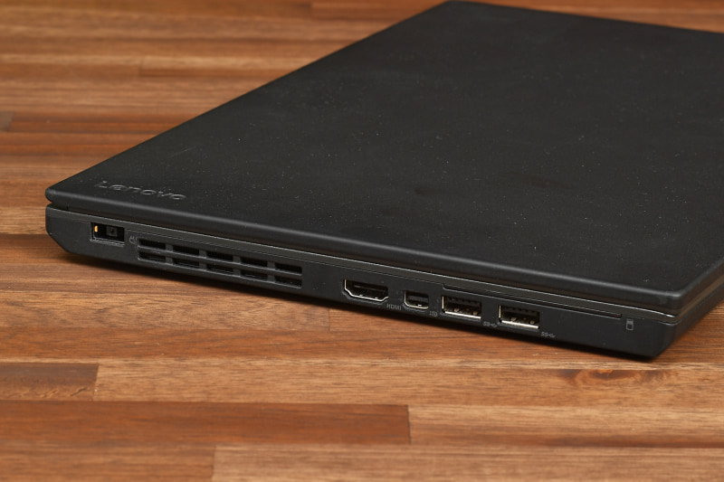 ThinkPad X260はType-A形状のUSB 3.0のみで、Thunderbolt 3はおろかType-Cコネクタも備えていない