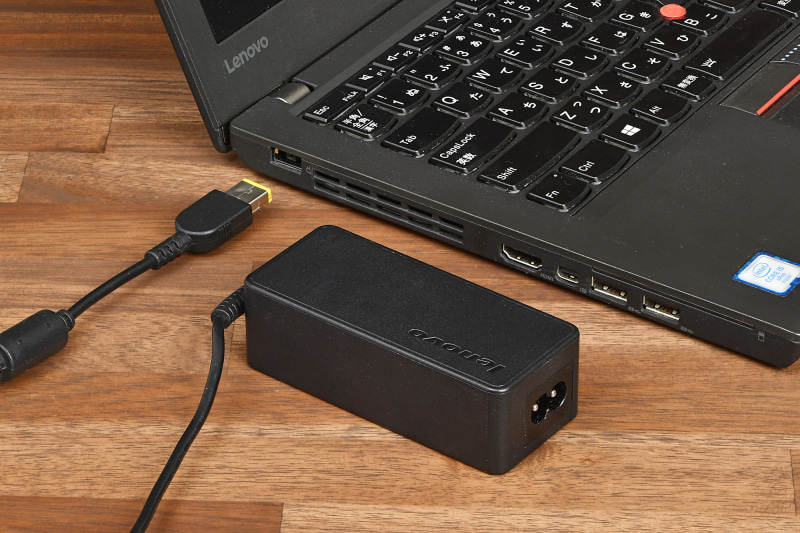 充電も専用のACアダプタだ