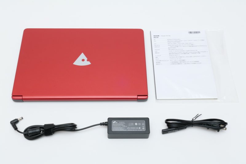 パッケージには、本体、ACアダプタ、電源ケーブル、説明書(製品仕様、ファーストステップガイド、サポートマニュアル、保証書)が同梱