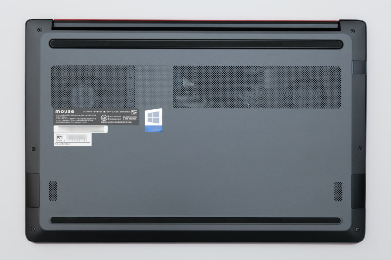 本体底面。6コア12スレッドの「AMD Ryzen 5 4600H」搭載に伴い、冷却ファンが2つに増やされている