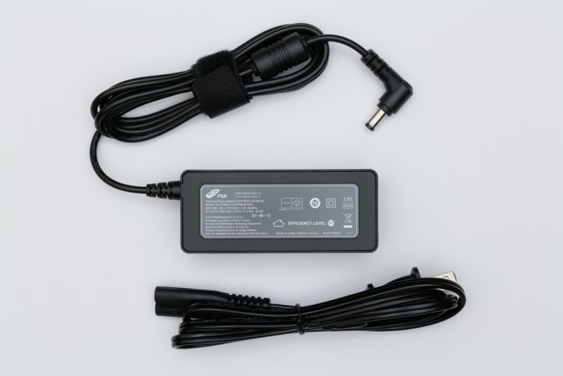 ACアダプタのコード長は実測150cm、電源ケーブルの長さは実測101cm