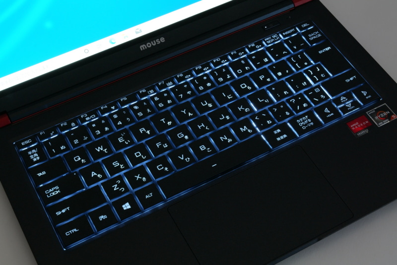 白色のキーボードバックライトは明るさを2段階で調整できる