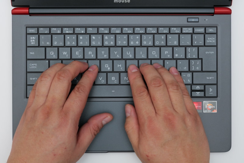 パームレストは広めでしっかりと手を預けられる