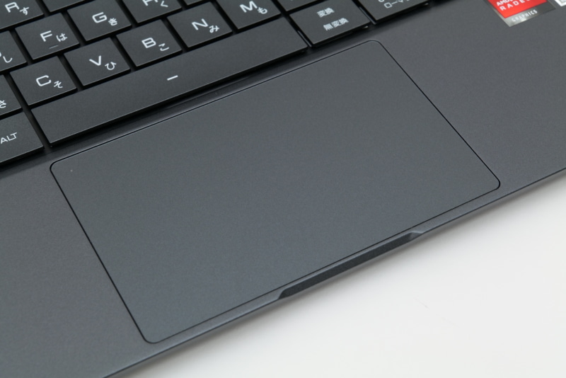 タッチパッドは実測約107×72mm(幅×奥行き)と広め