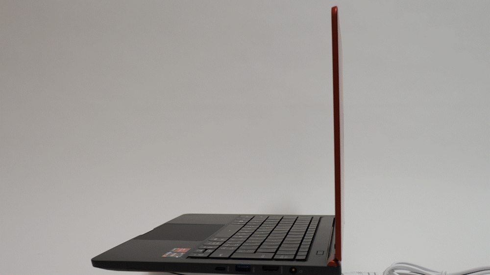 視野角はやや狭めだが1人で使っているぶんには実用上問題はない