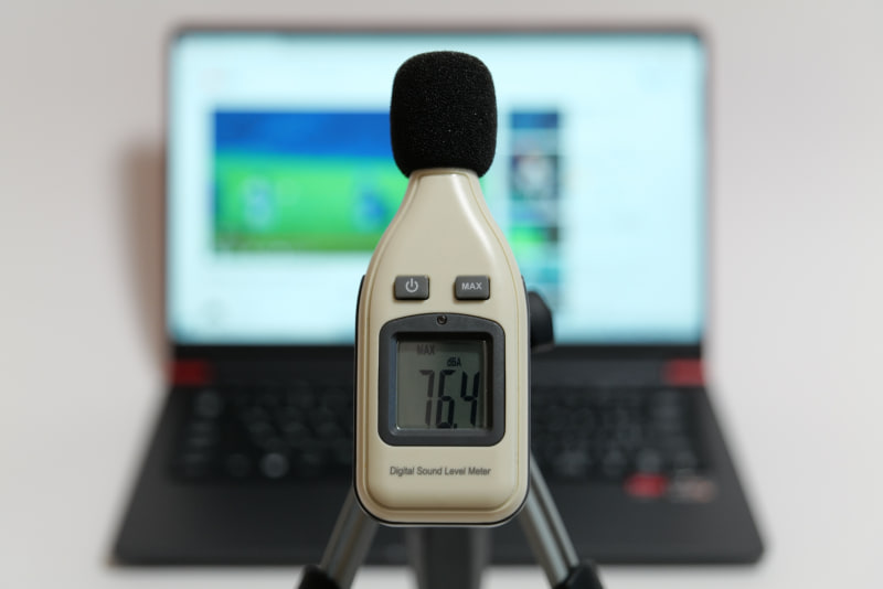 YouTubeで公開されている「前前前世(movie ver.) RADWIMPS MV」を最大ボリュームで再生したさいの音圧レベルは最大76.4dB(50cmの距離で測定)