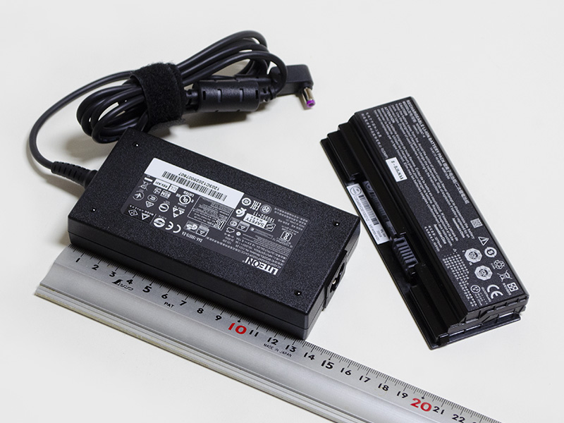 付属のACアダプタ。サイズ約133×65×25mm(幅×奥行き×高さ)、重量337g、出力19.5V/6.15A