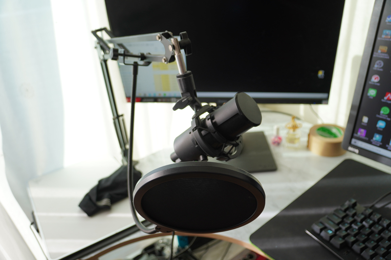 マイクはアームに取りつけている