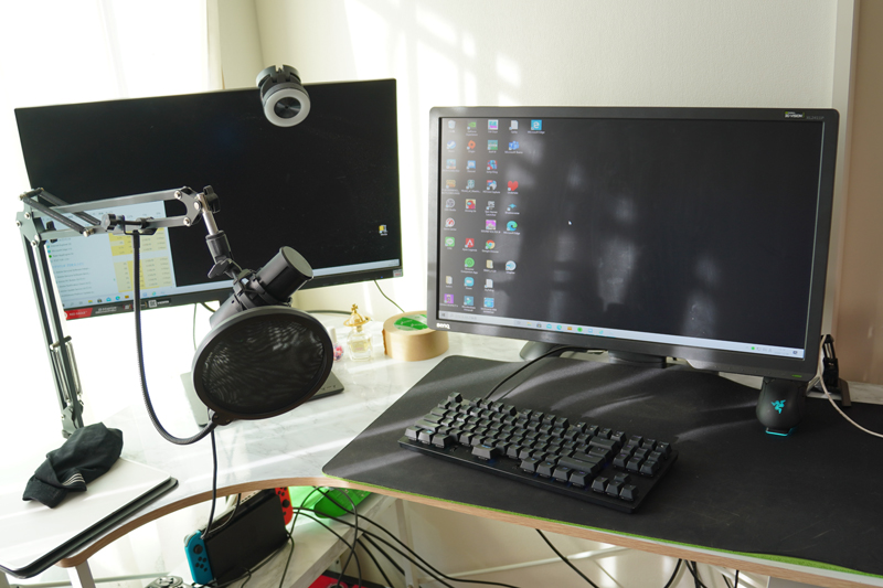 ディスプレイはiiyamaの144Hz対応製品を含む2台構成