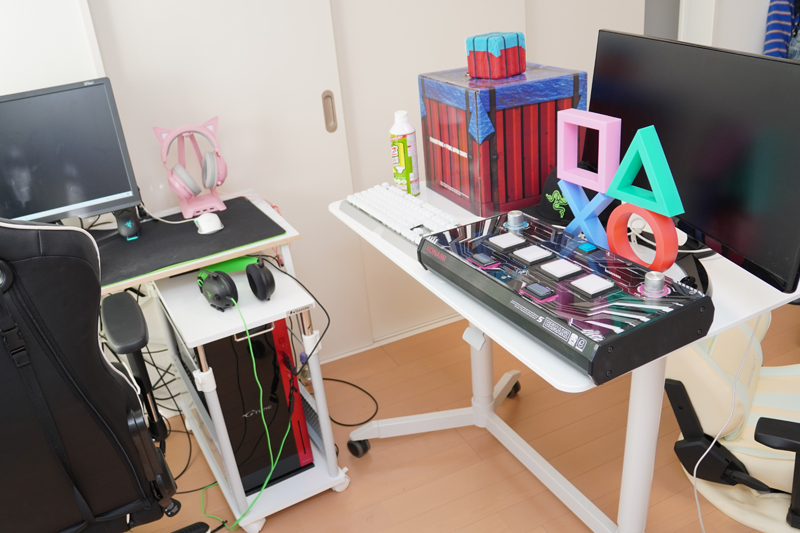 右側の机にゲーム関連グッズなどを置いて、カメラに入るようにしてある