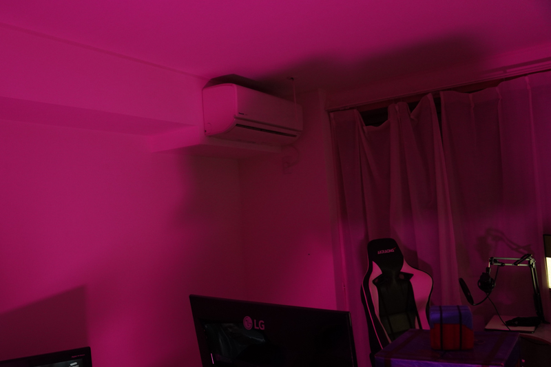 RGB LEDライトで壁面を照らしている。色などはBluetooth経由でスマートフォンで操作可能