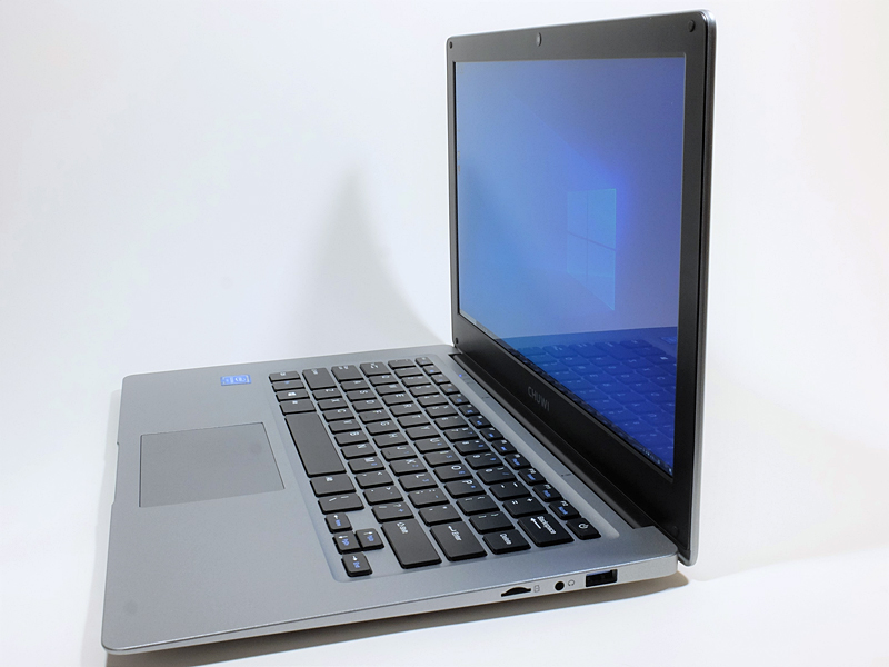 IPS液晶のため、視野角は広めだが、光沢処理のため映り込みが気になる