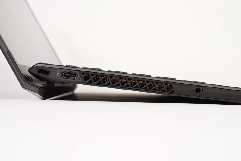 VAIO Zの左側面は、Thunderbolt 4とイヤフォンジャックのみ