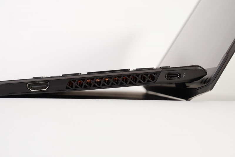 右側面は、Thunderbolt 4とHDMI
