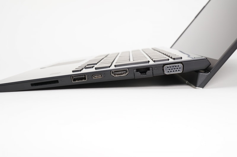 こちらはVAIO SX14のインターフェイス。独自の丸形電源コネクタのほか、現在はおもにプロジェクタの使用に必要とされるレガシーなミニD-Sub15ピンまで用意されている