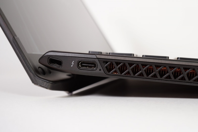 写真は左側面のType-Cポートだが右側にもあり、両方ともUSB PDに対応している