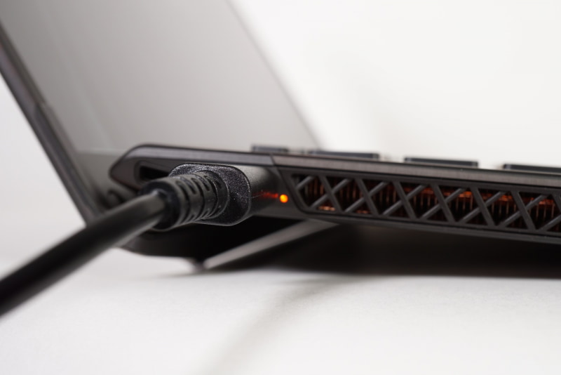 写真は左側面のType-Cポートだが右側にもあり、両方ともUSB PDに対応している