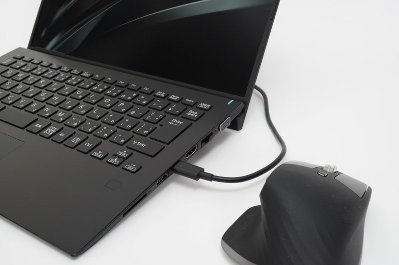 VAIO SX12/14では右側のみにあるType-CがUSB PD対応だった。そのため、ACアダプタではなく、USB PD充電器を使う場合や、DisplayPort出力を行なう場合にマウス操作の邪魔になっていた