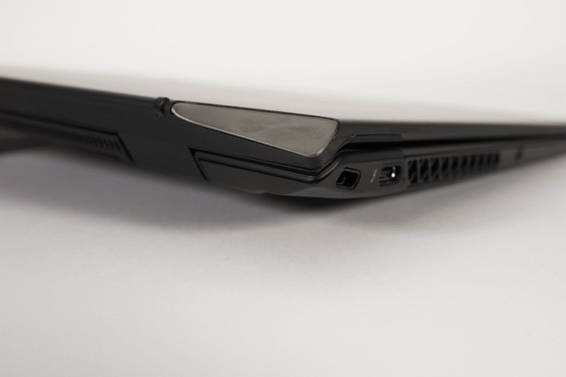 ヒンジ部分は180度開くことができる