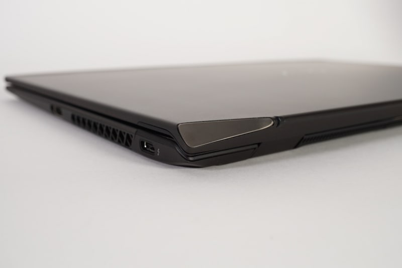 今回のVAIO Zのアクセントになっているヒンジ箇所のオーナメント。曲げ加工の難しいカーボンファイバーを駆使しているという象徴的な部分だ