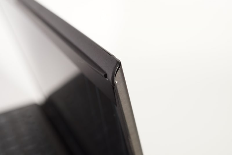 ところどころに丸みを帯びたデザインを採用しているが、すべてにカーボンファイバーが使われている