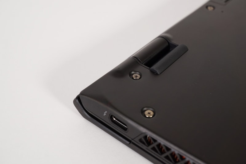 ところどころに丸みを帯びたデザインを採用しているが、すべてにカーボンファイバーが使われている