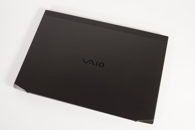 ところどころに丸みを帯びたデザインを採用しているが、すべてにカーボンファイバーが使われている