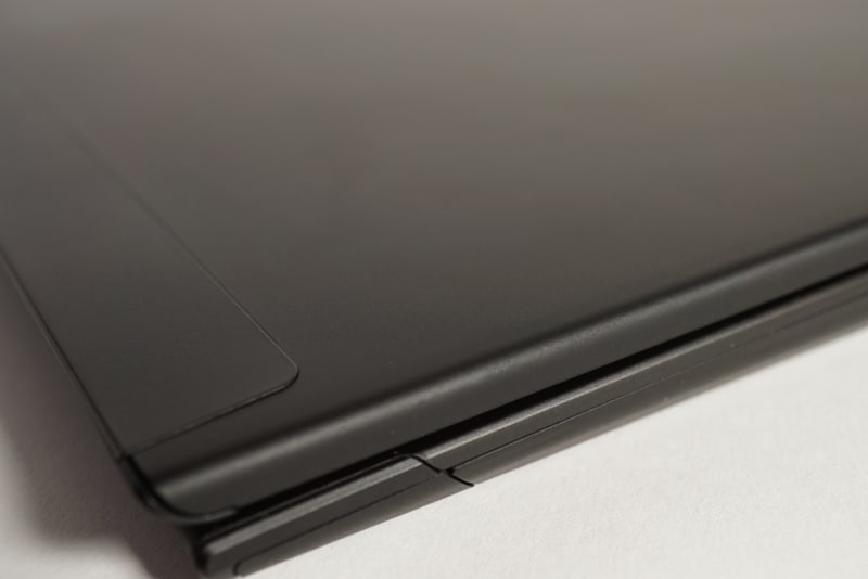 ところどころに丸みを帯びたデザインを採用しているが、すべてにカーボンファイバーが使われている