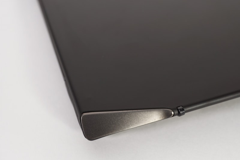 左側の写真がSIGNATURE EDITIONのシグネチャーブラック塗装、右は通常のブラック。SIGNATURE EDITIONではカーボンファイバーの繊維がわずかに見える表面処理になっている