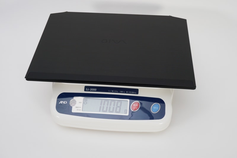 5Gモデムを搭載するVAIO Zの実測重量は1,008gだった。モバイルノートとしては十分に軽量だ