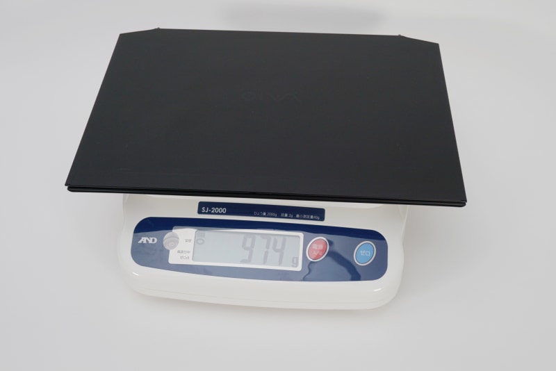 こちらはモデムなしのVAIO Zで、重量は974gとさらに軽い。ちなみに公式の「約958g」という最小重量はCore i5-11300H搭載モデルでの話だ